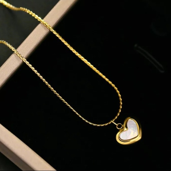 Heart pendant necklace - Picture 3 of 5
